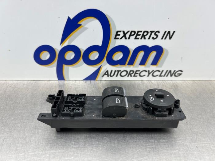 Usados Interruptor de ventanilla eléctrica Ford Fiesta 6 (JA8) 1.0 EcoBoost 12V 100 Precio € 40,00 Norma de margen ofrecido por Gebr Opdam B.V.