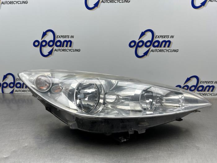 Używane Reflektor prawy Peugeot 308 (4A/C) 1.6 VTI 16V Cena € 75,00 Procedura marży oferowane przez Gebr Opdam B.V.