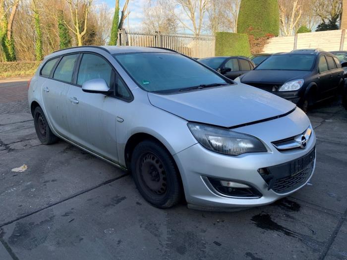 Używane Maska Opel Astra J Sports Tourer (PD8/PE8/PF8) 1.7 CDTi 16V Cena € 200,00 Procedura marży oferowane przez Gebr Opdam B.V.