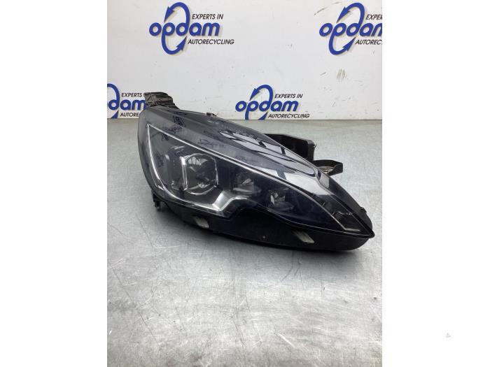 Używane Reflektor prawy Peugeot 308 SW (L4/L9/LC/LJ/LR) 1.2 12V e-THP PureTech 130 Cena € 650,00 Procedura marży oferowane przez Gebr Opdam B.V.