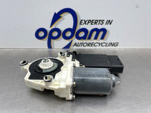 Usagé Moteur de vitre portière Volkswagen Golf IV (1J1) 2.3 V5 GTI Prix € 50,00 Règlement à la marge proposé par Gebr Opdam B.V.