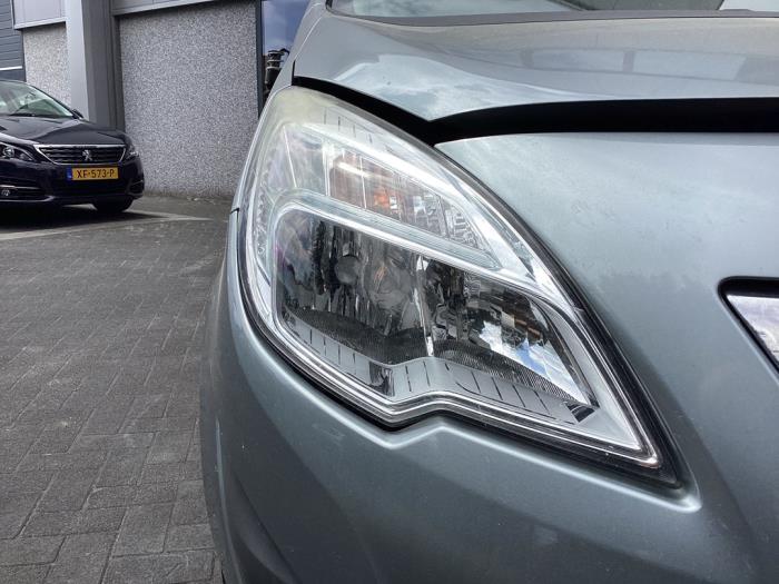 Używane Reflektor prawy Opel Meriva (B) 1.4 16V Ecotec Cena € 125,00 Procedura marży oferowane przez Gebr Opdam B.V.