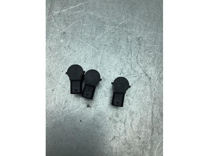 Usados Sensor PDC Skoda Fabia III Combi (NJ5) 1.0 TSI 12V Precio € 50,00 Norma de margen ofrecido por Gebr Opdam B.V.