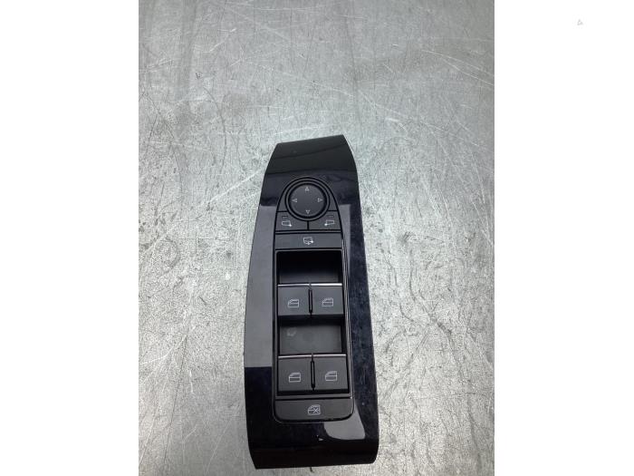 Usados Interruptor de ventanilla eléctrica Mazda 3 Sport (BP) 2.0 SkyActiv-G 122 Mild Hybrid 16V Precio € 75,00 Norma de margen ofrecido por Gebr Opdam B.V.