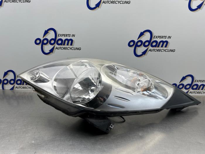 Używane Reflektor lewy Chevrolet Spark (M300) 1.0 16V Bifuel Cena € 75,00 Procedura marży oferowane przez Gebr Opdam B.V.