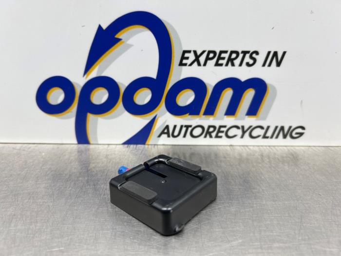 Używane Antena GPS Ford Fiesta 6 (JA8) 1.0 SCI 12V 80 Cena € 25,00 Procedura marży oferowane przez Gebr Opdam B.V.