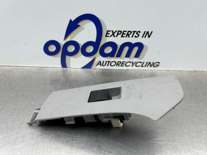 Usados Interruptor de ventanilla eléctrica Toyota Yaris II (P9) 1.3 16V VVT-i Precio € 25,00 Norma de margen ofrecido por Gebr Opdam B.V.