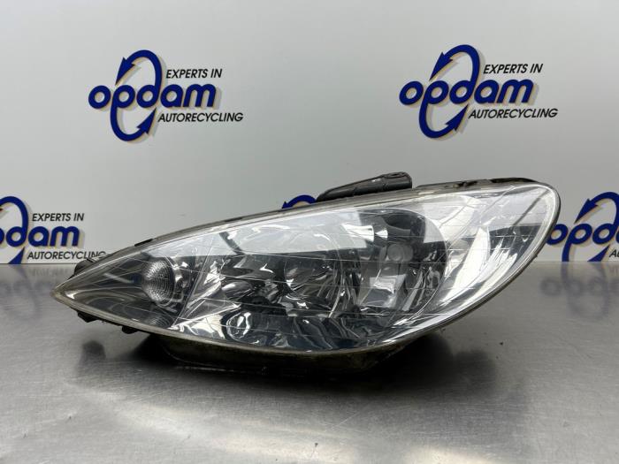Gebrauchte Scheinwerfer links Peugeot 206 (2A/C/H/J/S) 1.4 XR,XS,XT,Gentry Preis € 30,00 Margenregelung angeboten von Gebr Opdam B.V.