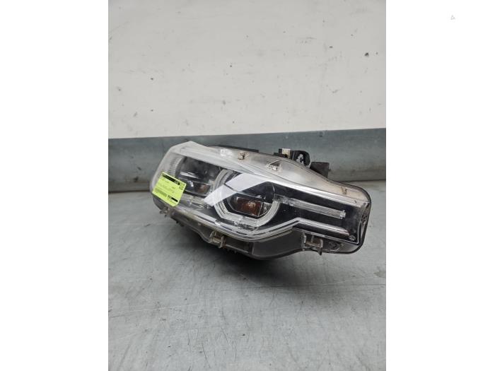 Używane Reflektor prawy BMW 3 serie Touring (F31) 330d xDrive 3.0 24V Cena € 1.000,00 Procedura marży oferowane przez Gebr Opdam B.V.