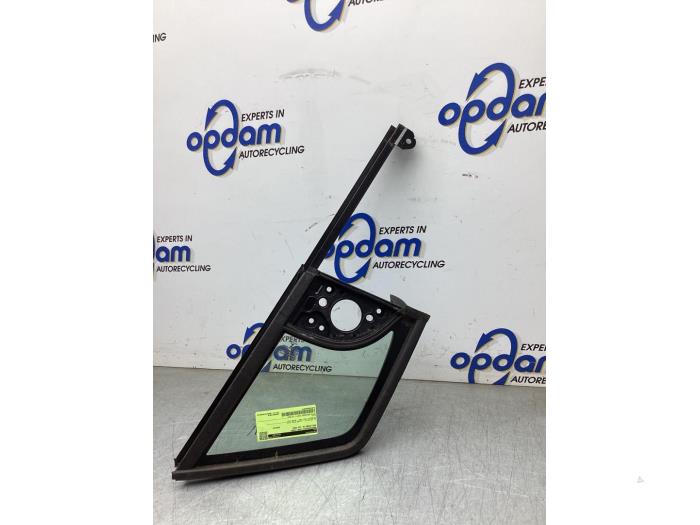 Usados Ventanilla triangular izquierda delante Opel Combo Cargo 1.5 CDTI 100 Precio € 121,00 IVA incluido ofrecido por Gebr Opdam B.V.