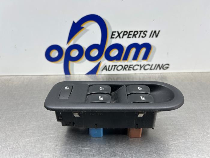 Usados Interruptor de ventanilla eléctrica Renault Clio III Estate/Grandtour (KR) 1.2 16V TCE 100 Precio € 40,00 Norma de margen ofrecido por Gebr Opdam B.V.