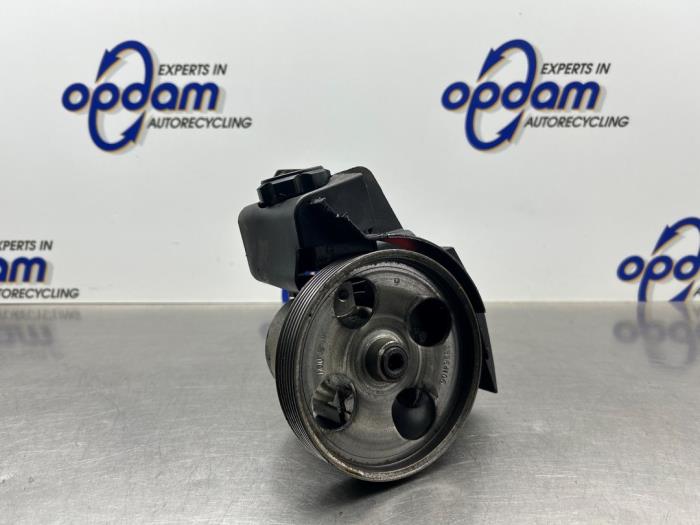 Usagé Pompe de direction Peugeot 206+ (2L/M) 1.4 XS Prix € 50,00 Règlement à la marge proposé par Gebr Opdam B.V.