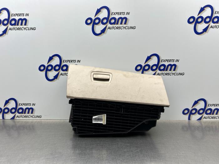 Begagnade Handskfack BMW 5 serie (F10) 535d 24V Pris € 50,00 Marginaltabell erbjuds av Gebr Opdam B.V.