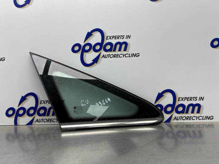 Usados Ventanilla triangular derecha delante Opel Zafira (M75) 1.8 16V Ecotec Precio € 35,00 Norma de margen ofrecido por Gebr Opdam B.V.