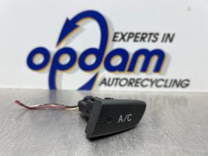 Usagé Commutateur clim Toyota Aygo (B10) 1.0 12V VVT-i Prix € 20,00 Règlement à la marge proposé par Gebr Opdam B.V.