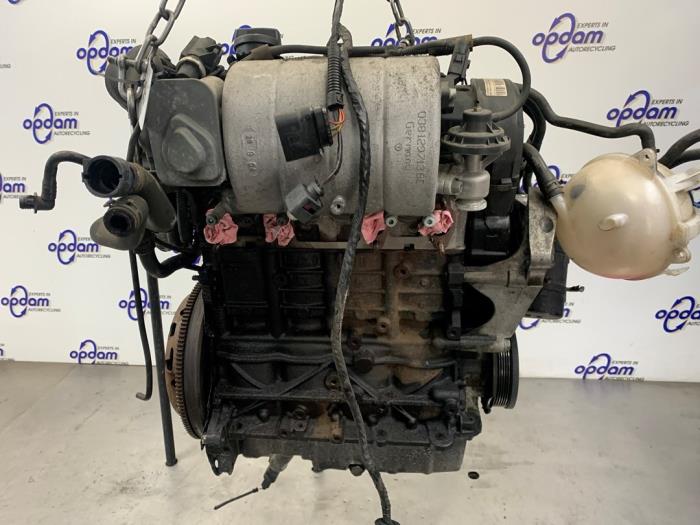 Motor van een Volkswagen Caddy III (2KA,2KH,2CA,2CH) 2.0 SDI 2004