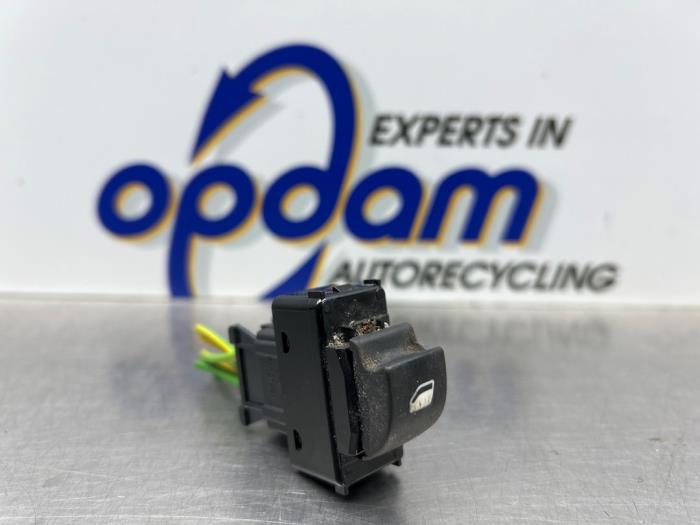 Usados Interruptor de ventanilla eléctrica Peugeot Partner (GC/GF/GG/GJ/GK) 1.6 HDI 90 16V Precio € 15,00 Norma de margen ofrecido por Gebr Opdam B.V.