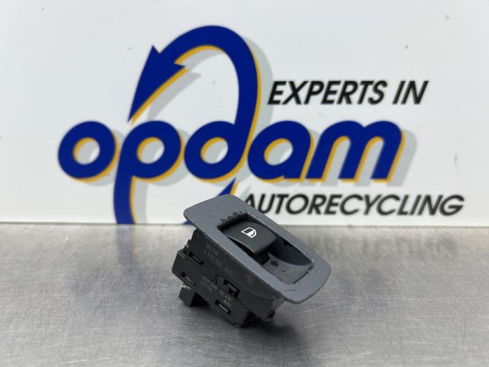 Usados Interruptor de ventanilla eléctrica BMW 1 serie (E87/87N) 120d 16V Precio € 15,00 Norma de margen ofrecido por Gebr Opdam B.V.