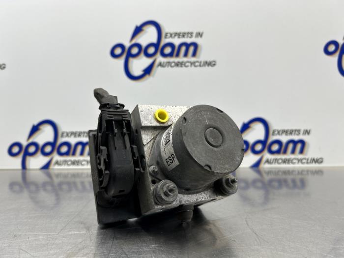 Używane Pompa ABS Alfa Romeo MiTo (955) 1.3 JTDm 16V Eco Cena € 75,00 Procedura marży oferowane przez Gebr Opdam B.V.