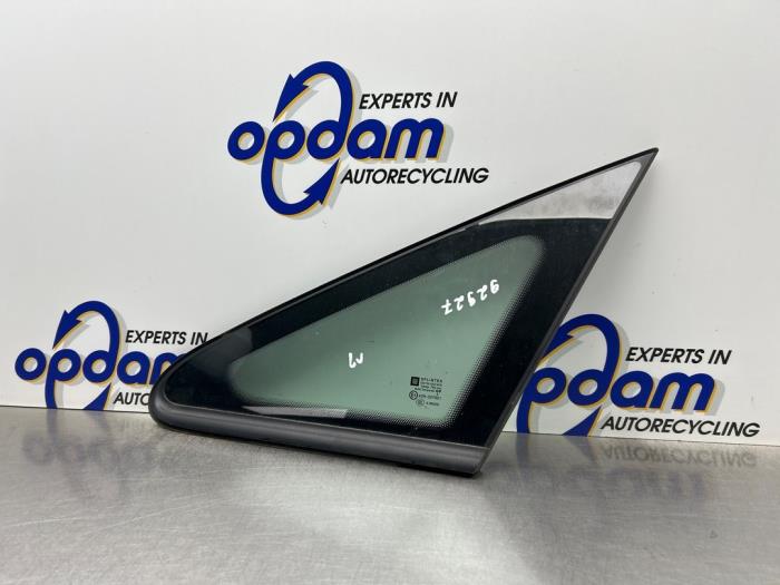 Usados Ventanilla triangular izquierda delante Opel Zafira (M75) 2.2 16V Direct Ecotec Precio € 30,00 Norma de margen ofrecido por Gebr Opdam B.V.