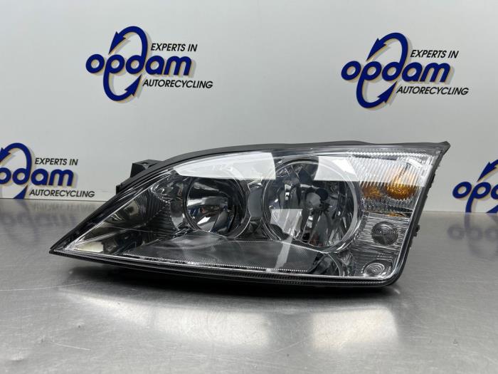 Używane Reflektor lewy Ford Mondeo III Wagon 1.8 16V Cena € 40,00 Procedura marży oferowane przez Gebr Opdam B.V.