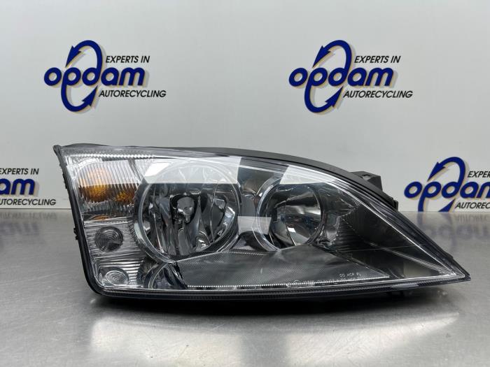 Używane Reflektor prawy Ford Mondeo III Wagon 1.8 16V Cena € 40,00 Procedura marży oferowane przez Gebr Opdam B.V.