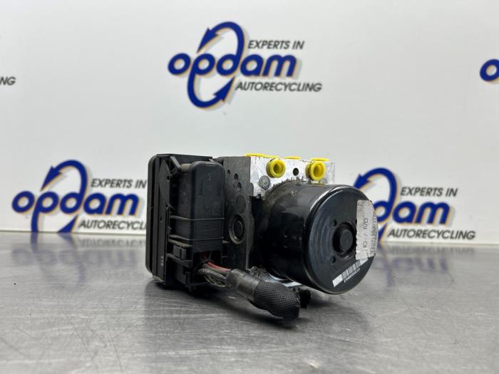 Begagnade ABS-pump Ford Focus 3 Wagon 1.6 TDCi ECOnetic Pris € 125,00 Marginaltabell erbjuds av Gebr Opdam B.V.
