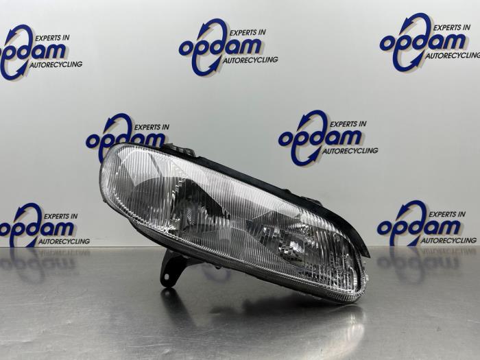 Używane Reflektor prawy Opel Omega B (25/26/27) 2.0i 16V Cena € 40,00 Procedura marży oferowane przez Gebr Opdam B.V.