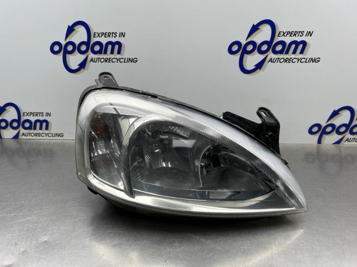 Używane Reflektor prawy Opel Corsa C (F08/68) 1.0 12V Twin Port Cena € 50,00 Procedura marży oferowane przez Gebr Opdam B.V.