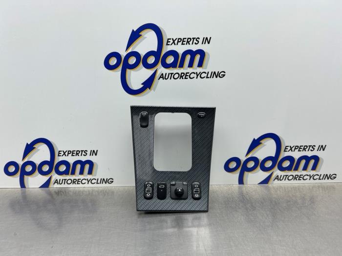 Usados Interruptor de ventanilla eléctrica Mercedes CLK (C208) 2.0 200 16V Precio € 70,00 Norma de margen ofrecido por Gebr Opdam B.V.