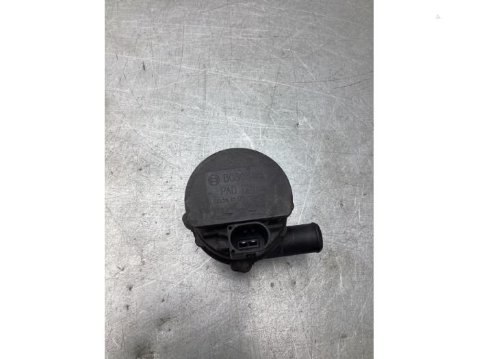 Begagnade Extra vattenpump Mercedes E (W213) E-300 e 2.0 Turbo 16V Pris € 60,50 Inklusive moms erbjuds av Gebr Opdam B.V.