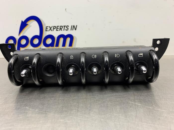 Usados Interruptor de ventanilla eléctrica BMW Mini (R50/53) 1.6 16V One Precio € 40,00 Norma de margen ofrecido por Gebr Opdam B.V.