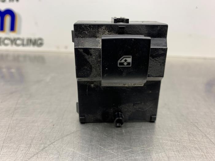 Usados Interruptor de ventanilla eléctrica Opel Adam 1.2 16V Precio € 25,00 Norma de margen ofrecido por Gebr Opdam B.V.