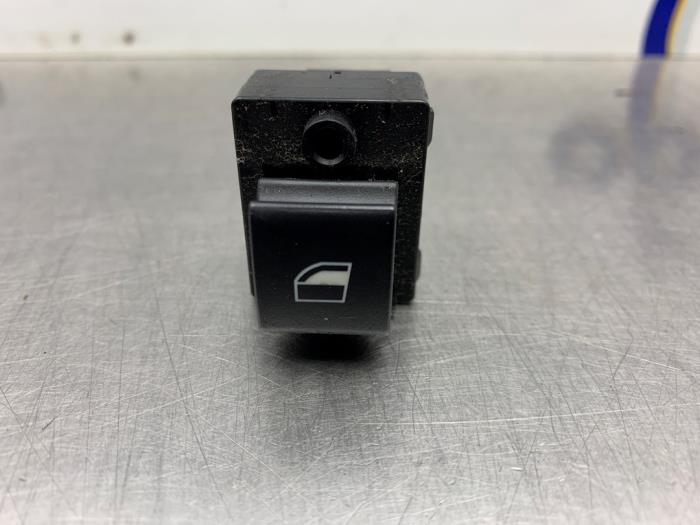 Usados Interruptor de ventanilla eléctrica BMW Z4 Roadster (E85) 3.0 24V Precio € 20,00 Norma de margen ofrecido por Gebr Opdam B.V.