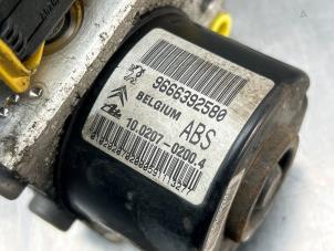Bloc ABS d'un Citroën C3 (SC) 1.4 2011