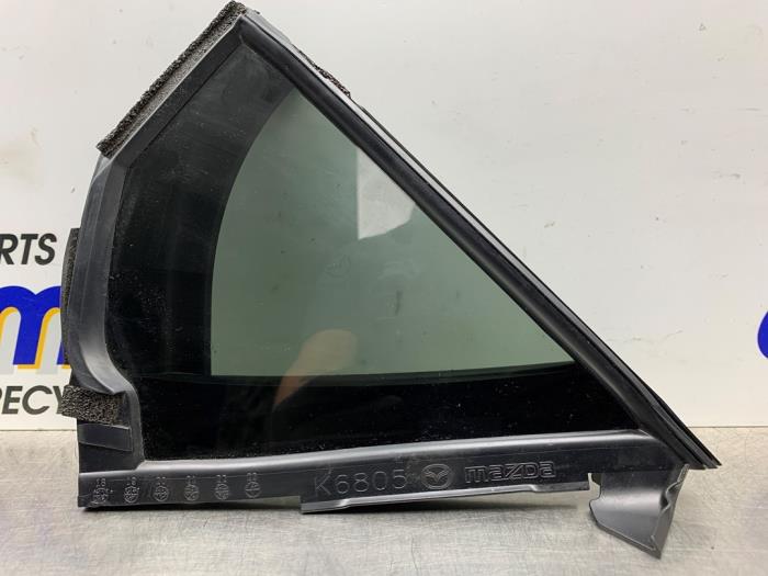 Usados Ventanilla triangular derecha detrás Mazda 3 Sport (BP) 1.5 SkyActiv-G 112 16V Precio € 30,00 Norma de margen ofrecido por Gebr Opdam B.V.