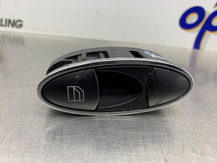 Usados Interruptor de ventanilla eléctrica Mercedes E (W211) 3.0 E-280 V6 24V Precio € 15,00 Norma de margen ofrecido por Gebr Opdam B.V.