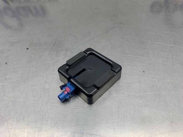 Używane Antena GPS Ford Fiesta 6 (JA8) 1.0 EcoBoost 12V 100 Cena € 25,00 Procedura marży oferowane przez Gebr Opdam B.V.