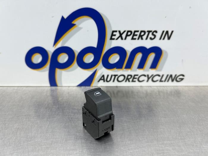 Usados Interruptor de ventanilla eléctrica Volkswagen Sharan (7M8/M9/M6) 2.8 V6 24V Precio € 25,00 Norma de margen ofrecido por Gebr Opdam B.V.