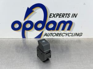 Usados Interruptor de ventanilla eléctrica Volkswagen Sharan (7M8/M9/M6) 2.8 V6 24V Precio € 25,00 Norma de margen ofrecido por Gebr Opdam B.V.