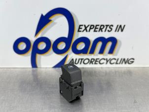 Usados Interruptor de ventanilla eléctrica Volkswagen Sharan (7M8/M9/M6) 2.8 V6 24V Precio € 25,00 Norma de margen ofrecido por Gebr Opdam B.V.
