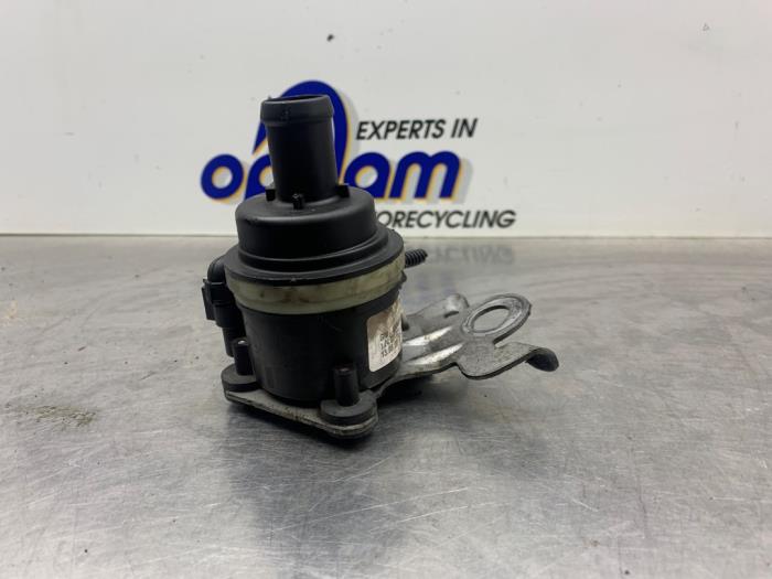 Begagnade Extra vattenpump Opel Astra J Sports Tourer (PD8/PE8/PF8) 1.7 CDTi 16V Pris € 50,00 Marginaltabell erbjuds av Gebr Opdam B.V.