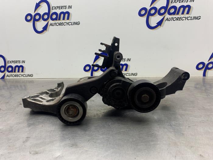 Usagé Support dynamo bas Opel Astra J Sports Tourer (PD8/PE8/PF8) 1.7 CDTi 16V Prix € 40,00 Règlement à la marge proposé par Gebr Opdam B.V.