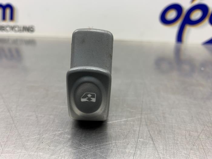Usados Interruptor de ventanilla eléctrica Renault Twingo (C06) 1.2 Precio € 15,00 Norma de margen ofrecido por Gebr Opdam B.V.