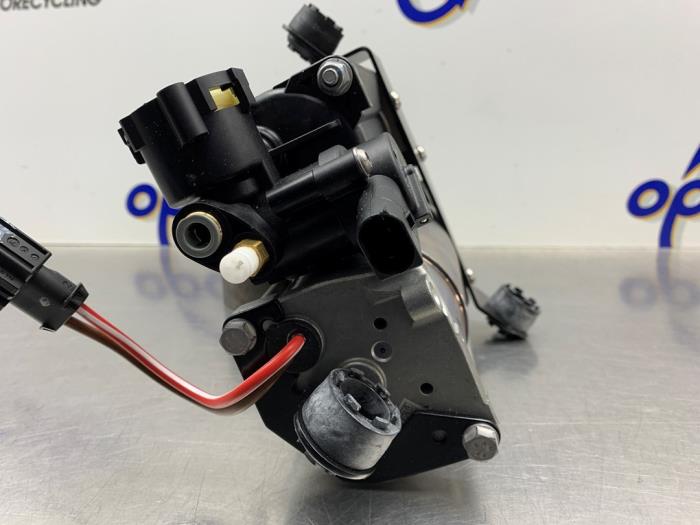 Begagnade Luftpump (fjädring) Jaguar XJ (X350) 8 4.2 V8 32V Pris € 350,00 Marginaltabell erbjuds av Gebr Opdam B.V.