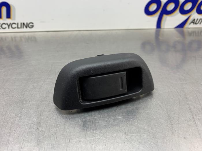 Usados Interruptor de ventanilla eléctrica Peugeot 107 1.0 12V Precio € 15,00 Norma de margen ofrecido por Gebr Opdam B.V.