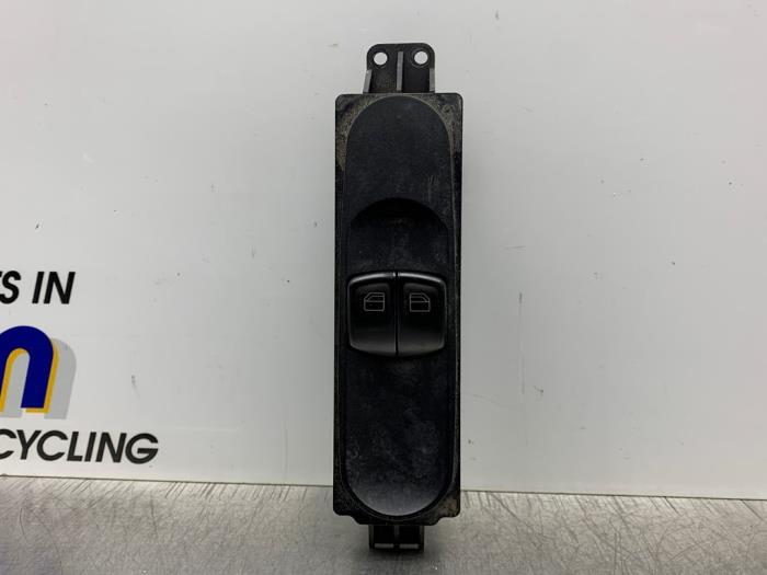 Usados Interruptor de ventanilla eléctrica Mercedes Vito (639.6) 2.2 109 CDI 16V Precio € 40,00 Norma de margen ofrecido por Gebr Opdam B.V.