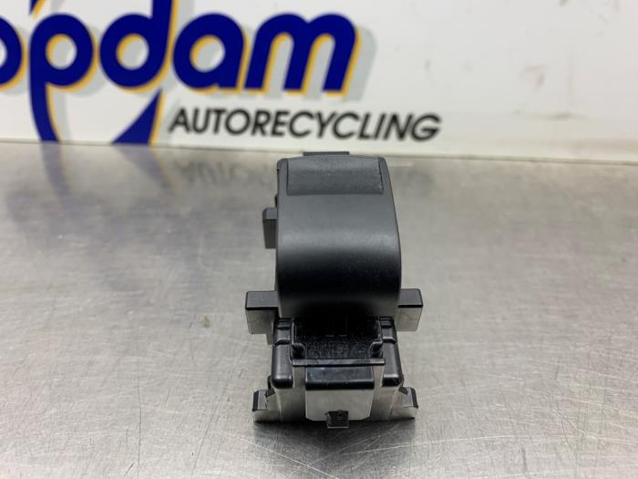 Usados Interruptor de ventanilla eléctrica Toyota Yaris III (P13) 1.5 16V Hybrid Precio € 20,00 Norma de margen ofrecido por Gebr Opdam B.V.