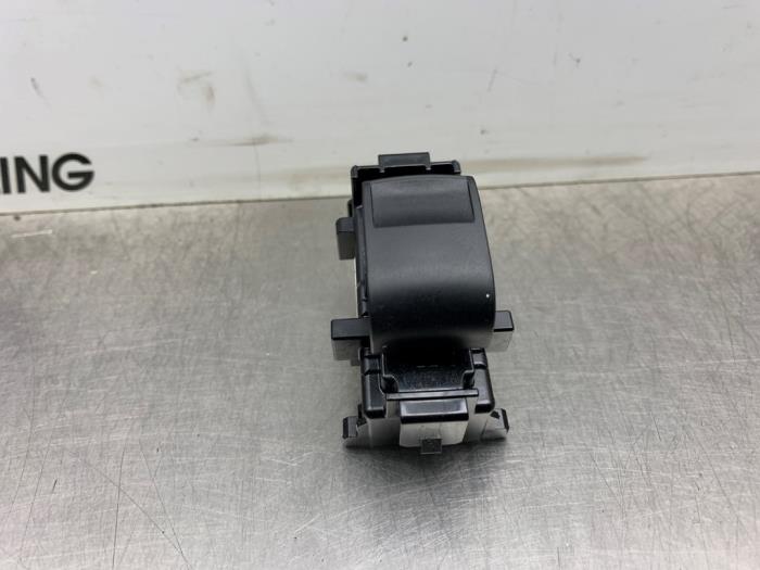 Usados Interruptor de ventanilla eléctrica Toyota Yaris III (P13) 1.5 16V Hybrid Precio € 20,00 Norma de margen ofrecido por Gebr Opdam B.V.