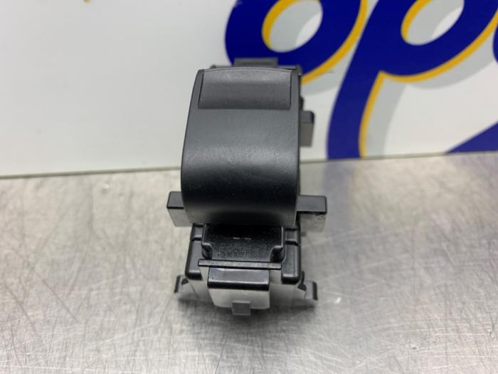 Usados Interruptor de ventanilla eléctrica Toyota Yaris III (P13) 1.5 16V Hybrid Precio € 20,00 Norma de margen ofrecido por Gebr Opdam B.V.